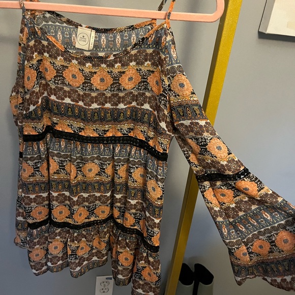 Cut out shoulder top - Picture 2 of 3